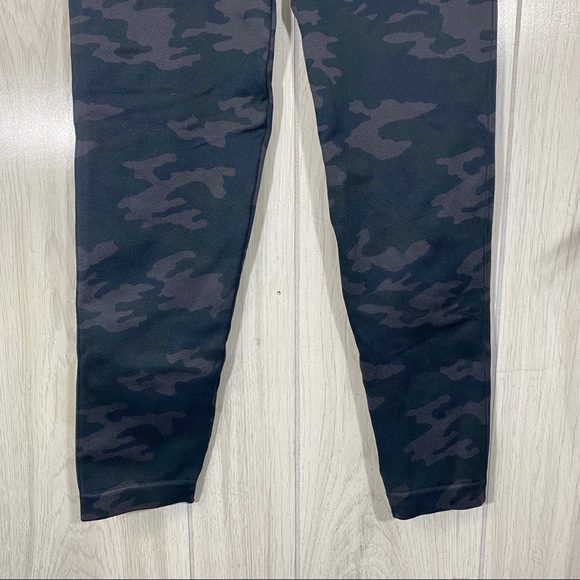 Spanx Look At Me Now Seamless Cropped Legging Camo size M Medium - Picture 6 of 11